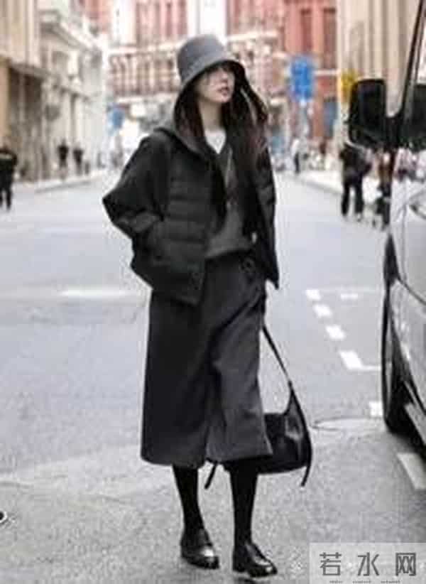 标题：“排骨羽绒服”成冬季爆款。