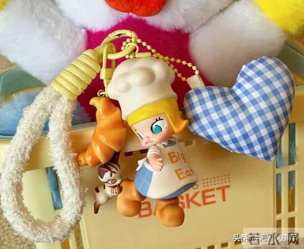 包挂狂揽千亿市场，2025最野潮流，年轻人把小物件玩出了花