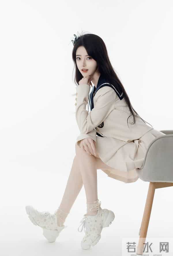 百褶裙+老爹鞋，这组学院风是甜妹的元气密码