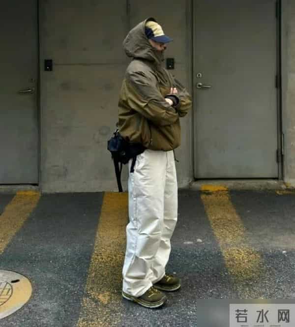 建议男人，今冬别穿羽绒服！换成“冲锋衣+工装裤”，又帅又年轻