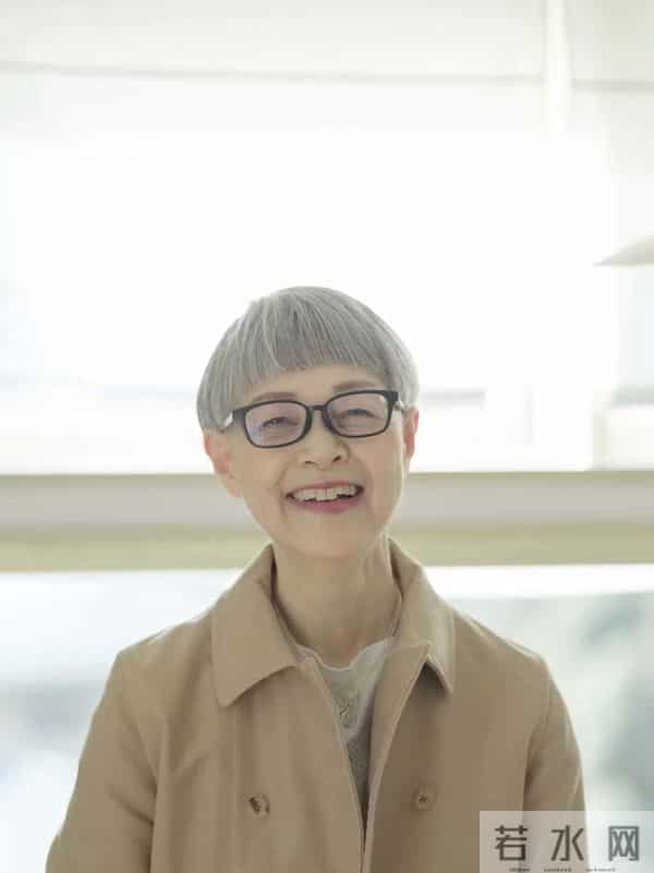 被这位60+白发奶奶惊艳到！长相不出众衣品却高级，美得优雅