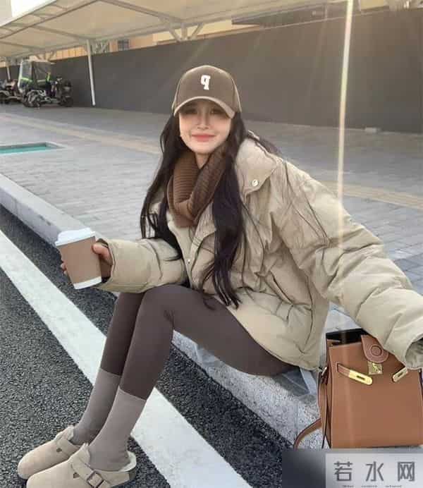 看了上海女生穿搭，我悟了：棉服+鲨鱼裤，才是今冬的时尚新潮流