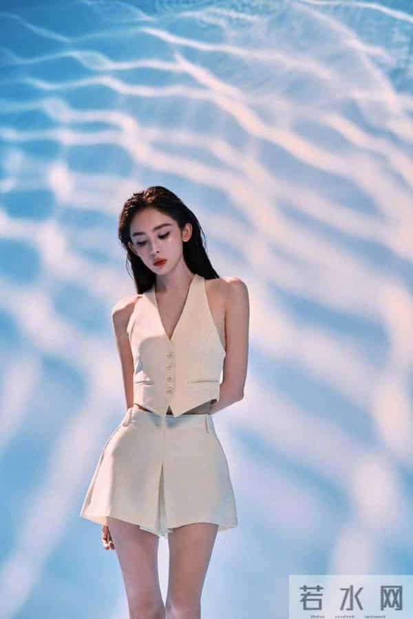 杨紫轻熟风穿搭迎接立秋，不如古力娜扎格林系穿搭更显高级