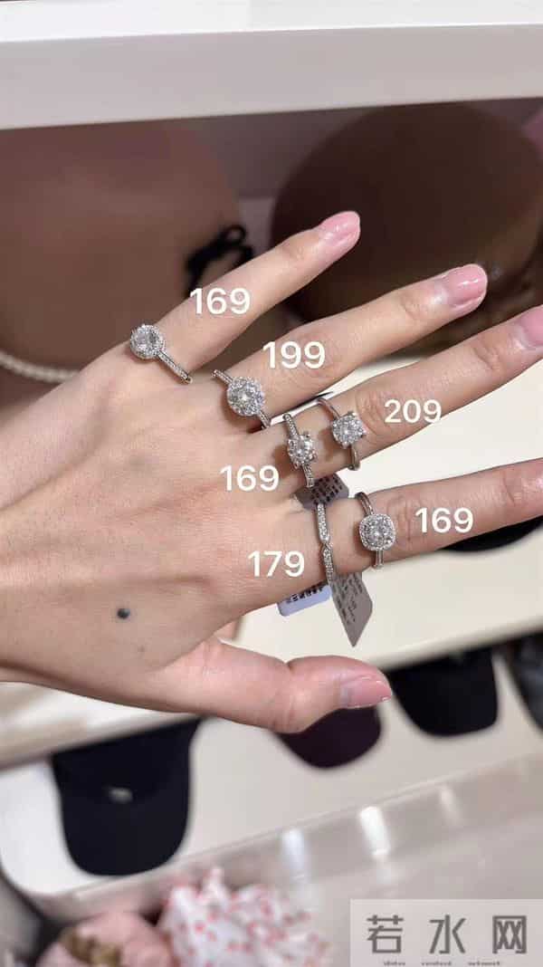 胖东来“小方糖戒指”热卖，1克拉售价169元，自带鉴定证书显示系“莫桑石”，有代购加价20元转售