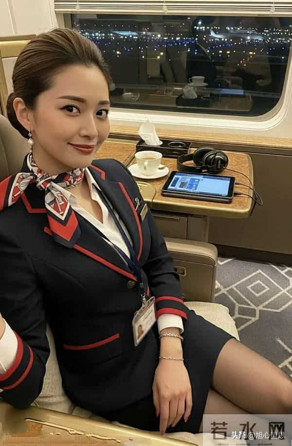 日本空姐的妆容和穿搭，和其他空姐区别还是挺大的