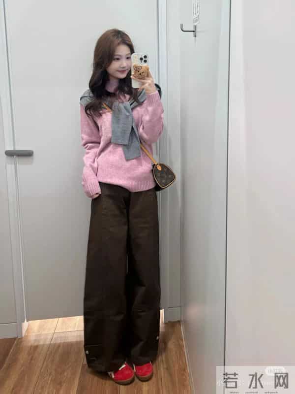 优衣库粉色毛衣+棕咖色直筒裤！