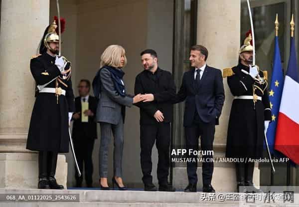 72岁布丽吉特欢迎乌克兰夫人！穿灰西装，踩10cm细高跟，嫩如少女