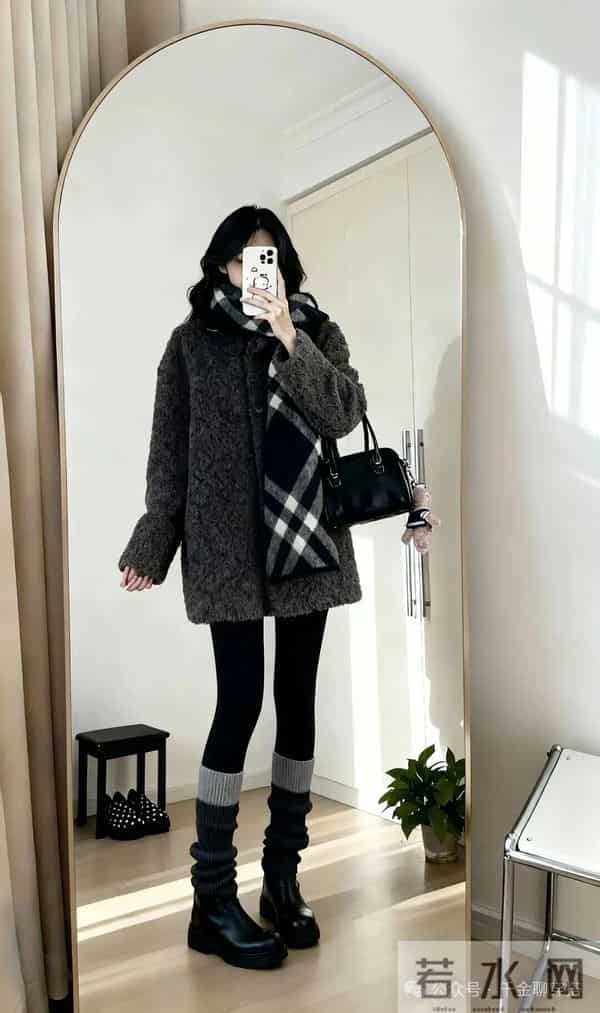 黑灰系拉松弛感穿搭“王炸杀招”！极简高级焊死！素人日常超绝！