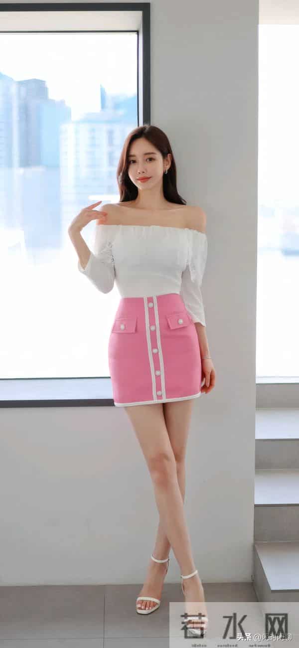 一字领露肩白衫，配粉色高腰短裙，简约优雅。