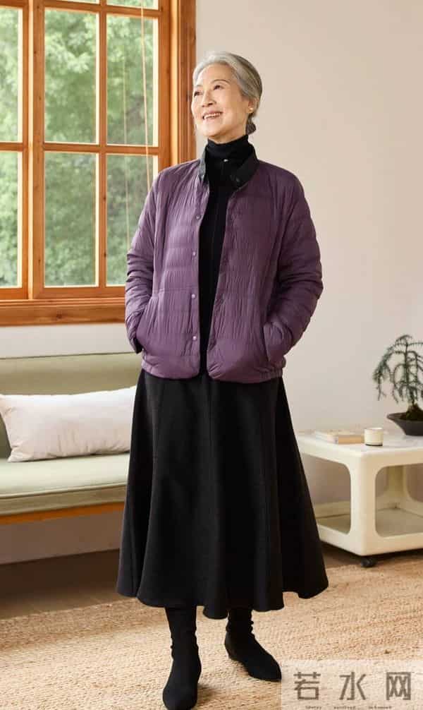 这才是60+女人的打扮，不浮夸不装嫩，以简约的装扮穿出优雅气质