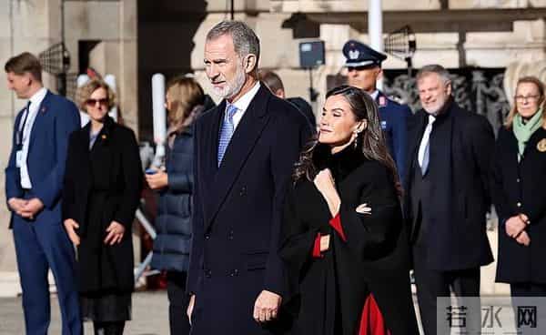 西班牙王后欢迎德国总统太美艳了！红裙配斗篷太好看，光腿真抗冻