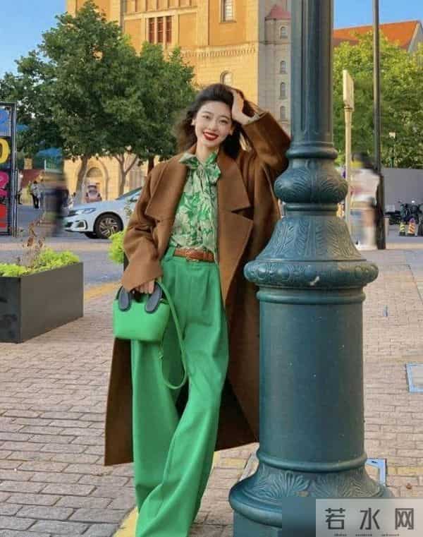 今年秋冬的流行色，为什么非“棕色”莫属？看完上海街拍就知道了