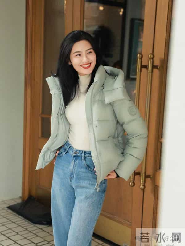 最近火了一件外套，叫“面包羽绒服”，时髦不显臃肿，高级又保暖
