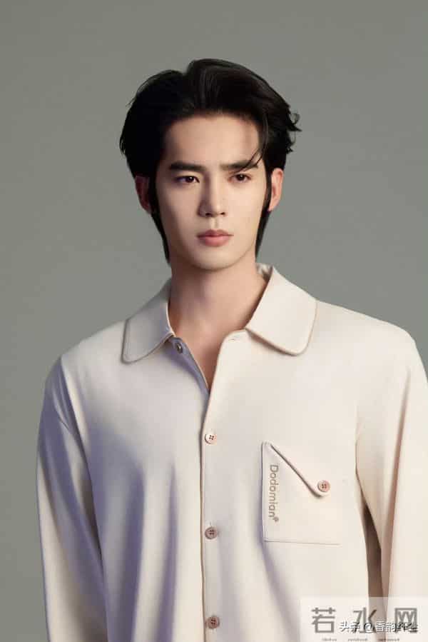 12月首日暖意拉满！于适穿“匠心针线”把温柔焊在穿搭里。