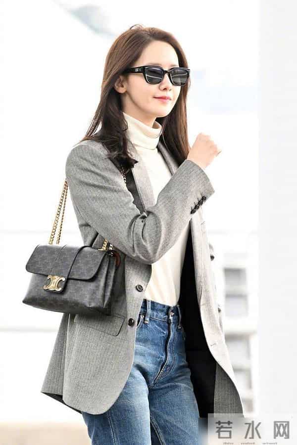 极简风穿搭的三个特点：简约、干净、利落的设计，休闲舒适又时尚