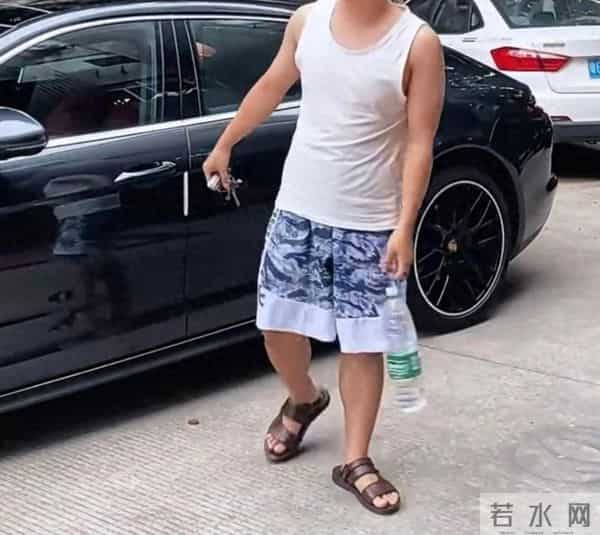 低调广东老板的标配：人字拖、短衣+短裤