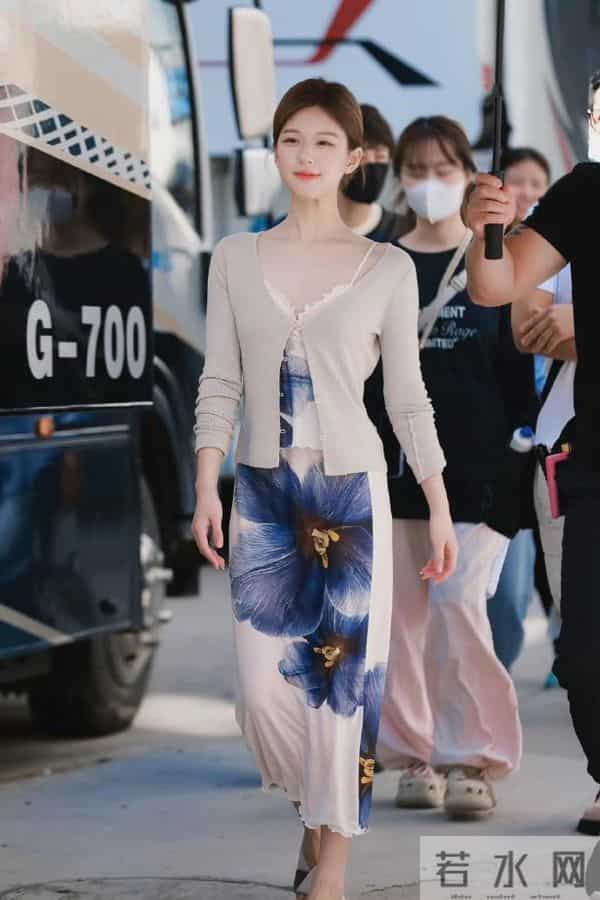 从职场到度假，赵露思四款穿搭展现时尚多样性！