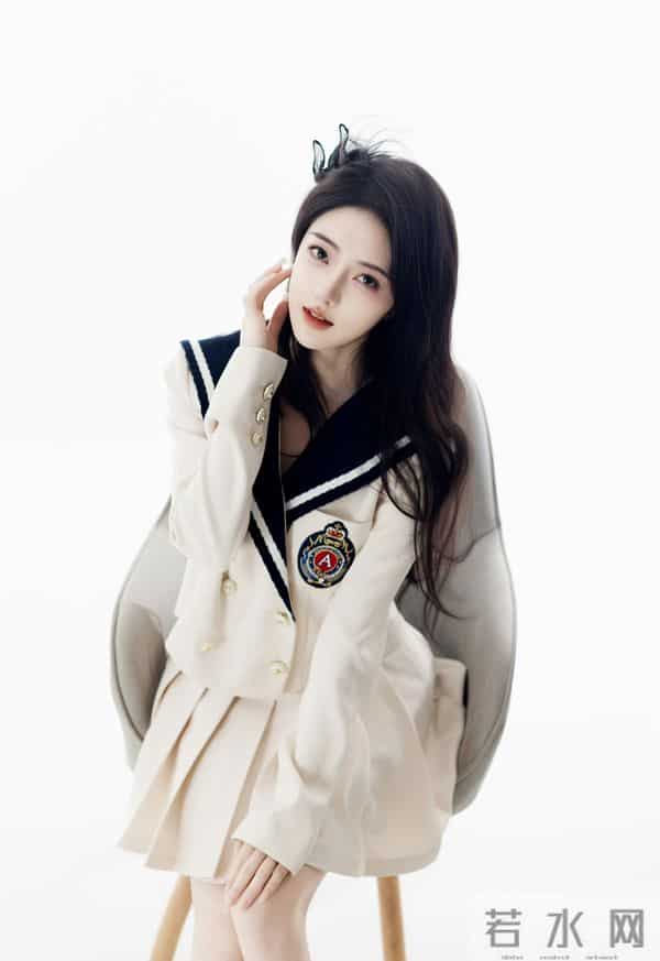 百褶裙+老爹鞋，这组学院风是甜妹的元气密码