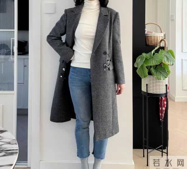 再次强调，穿大衣一定要避免小脚裤、运动鞋，太土！这么搭更洋气