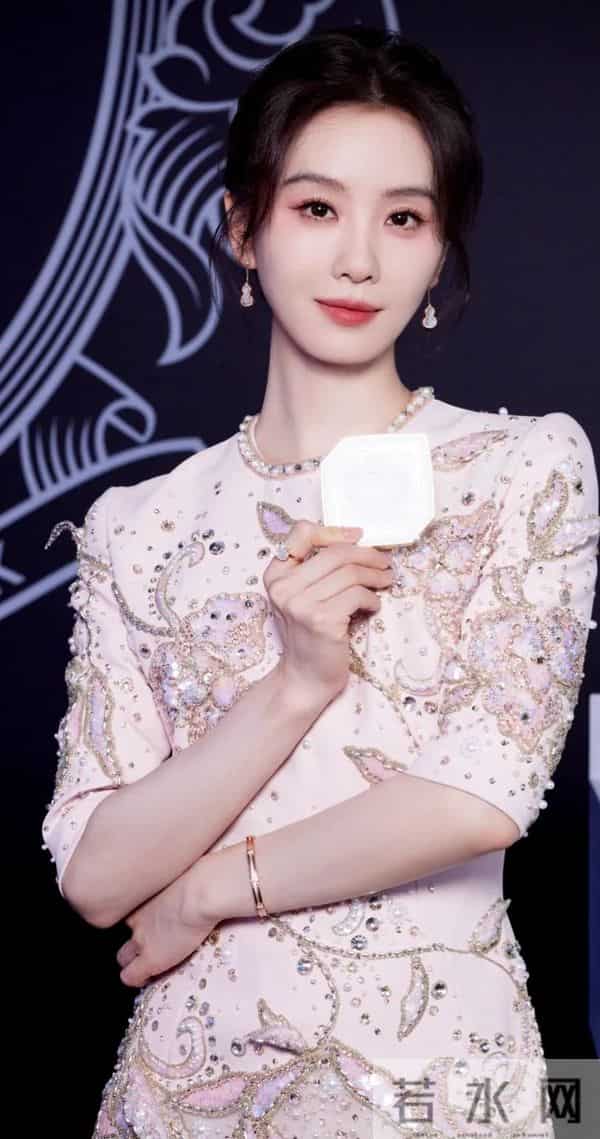 刘诗诗，这种妆感如“白瓷美人”，白里透粉发光的皮肤！美极了！