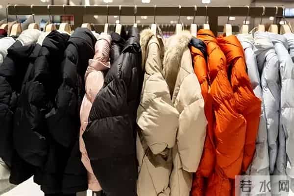 羽绒服也“过冬”：昔日顶流为何现在卖不动了？