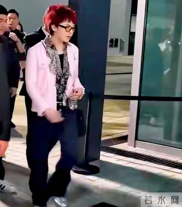 香奈儿大秀名场面：辛芷蕾王一博热聊显亲昵，权志龙狗啃刘海抢镜