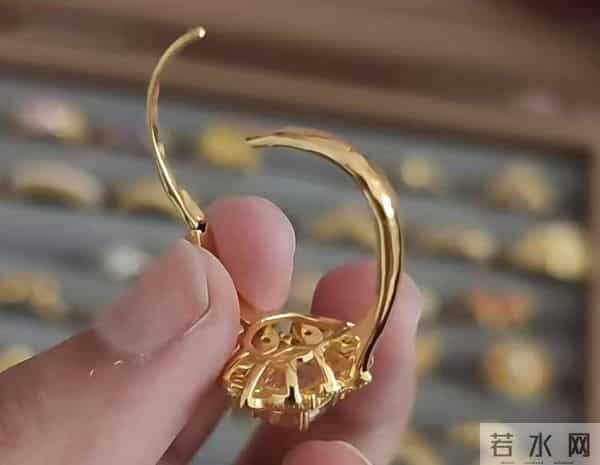 空心又显大，5万元内置办华丽“五金”！品牌金价超1300元-克，5D硬金首饰成结婚“香饽饽”