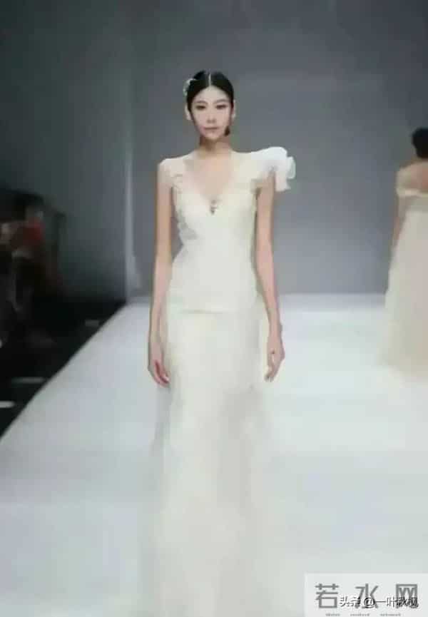 评委比模特都要漂亮，身材简直是天花板，清纯靓丽，气质优雅迷人