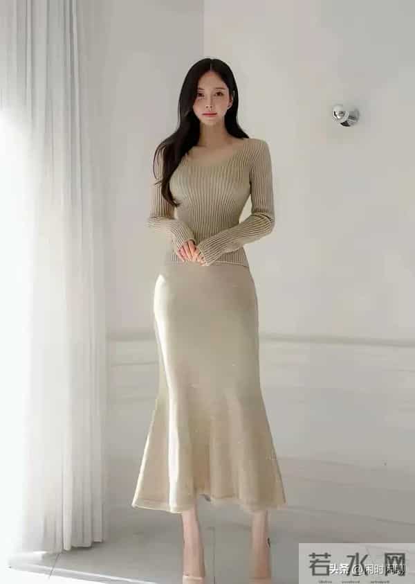 浅米色V领针织衫搭配修身鱼尾裙，简约优雅，凸显身材曲线。
