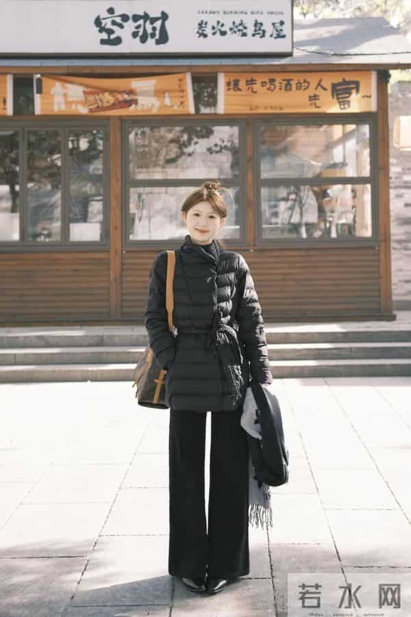 “收腰黑羽绒+垂感阔腿裤”，秋冬这么穿，利落又显贵~