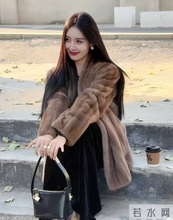 “皮草外套”流行回来了!学会这5种场景搭配,时髦保暖和辣兼顾