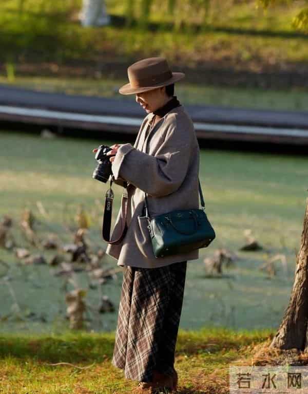 五六十岁女人，戴帽子尽量做到这“3戴3不戴”，更时髦高级