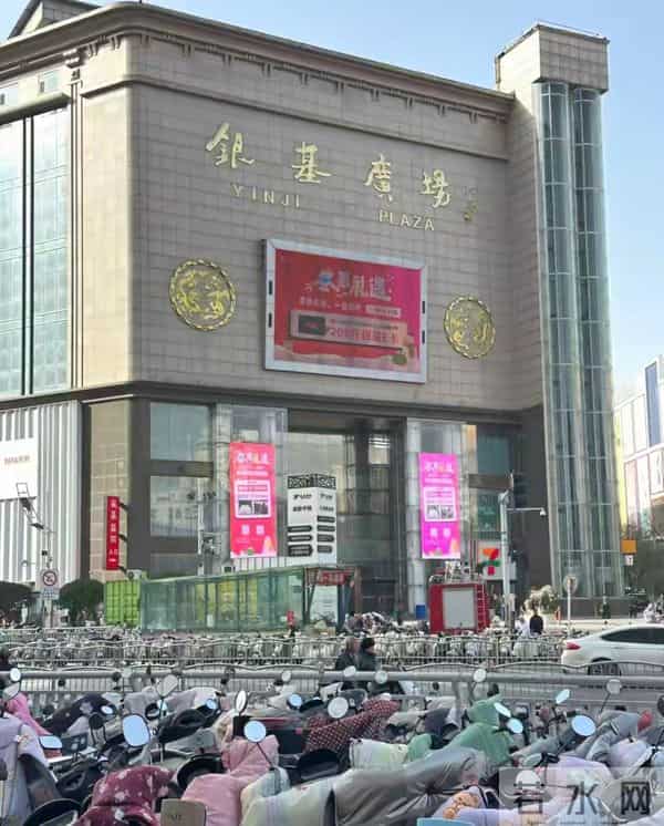 河南11月热到穿短袖？羽绒服老板：这款薄羽绒一天卖爆500件！