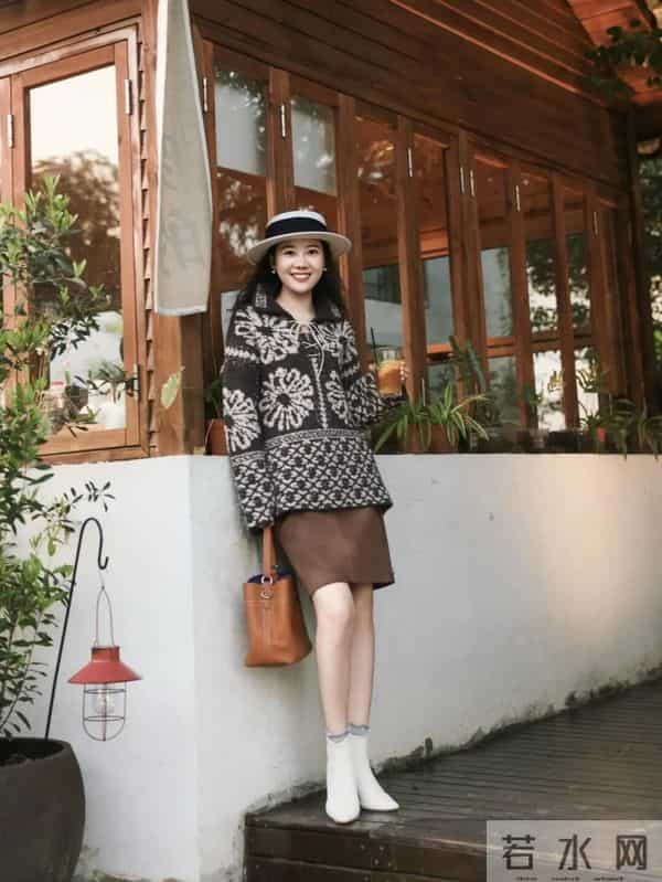 大毛衣+半裙+短靴，时髦又好看的秋冬松弛感穿搭