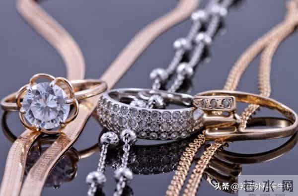 金银首饰有辐射，戴了会致癌？提醒：4种首饰尽量少带，太伤身了