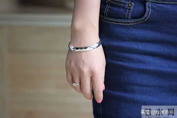 女人不管再持家，也要戴个银手镯，但牢记“3不戴”提醒每个家人
