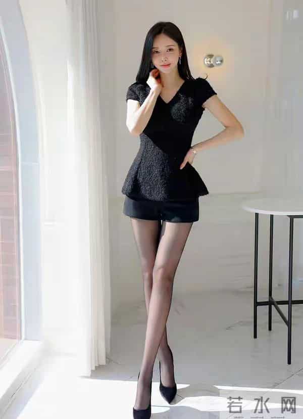 这穿搭又美又高级！黑色“小香风”上衣+短裤，谁穿谁是气质女神