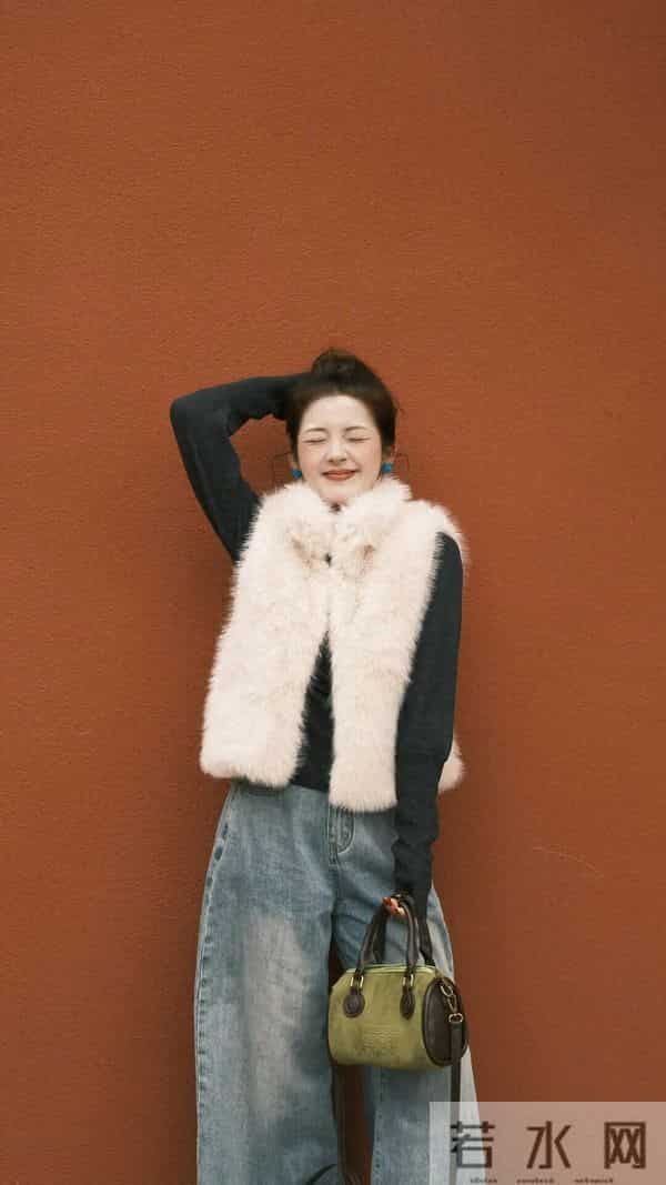 马甲+阔腿裤+红墙绝配～