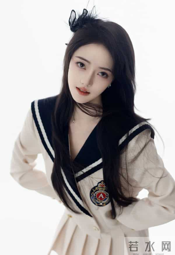 百褶裙+老爹鞋，这组学院风是甜妹的元气密码