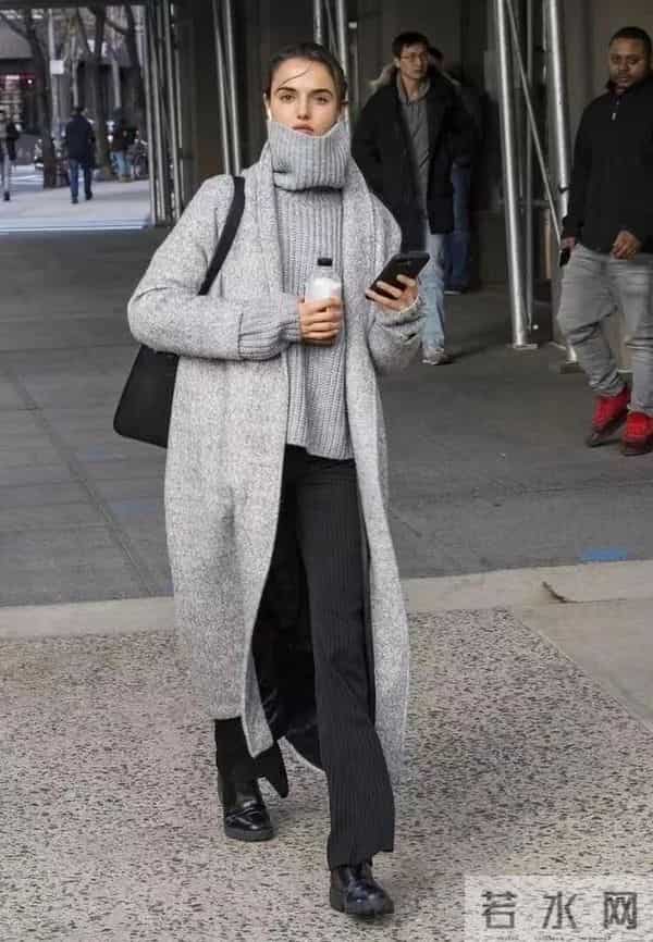 灰色大衣，这样“配色”太高级了