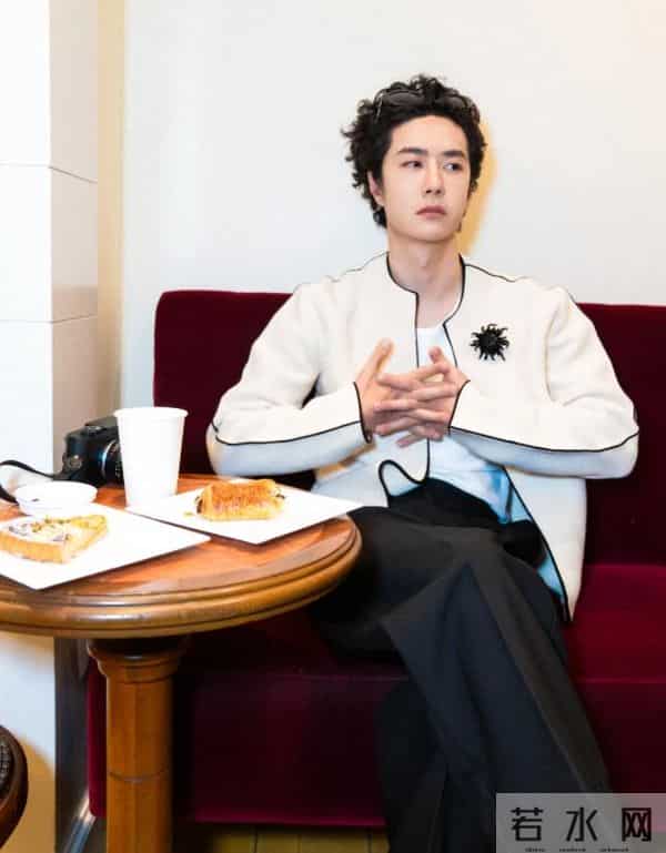 纽约大秀：王一博留大妈头，辛芷蕾国际范足，权志龙狗啃刘海辣眼