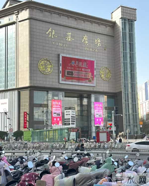 河南遇上最热11月，羽绒服卖不动？银基老板：“排骨款”成顶流，期待寒潮到来