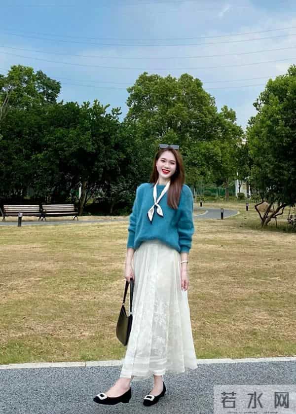 “毛衣 + 半裙”，秋冬这样穿简直太美了！