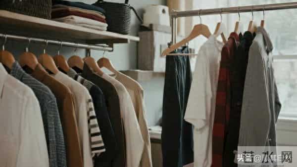 如果一个人还在穿10年前的衣服，说明了3个问题