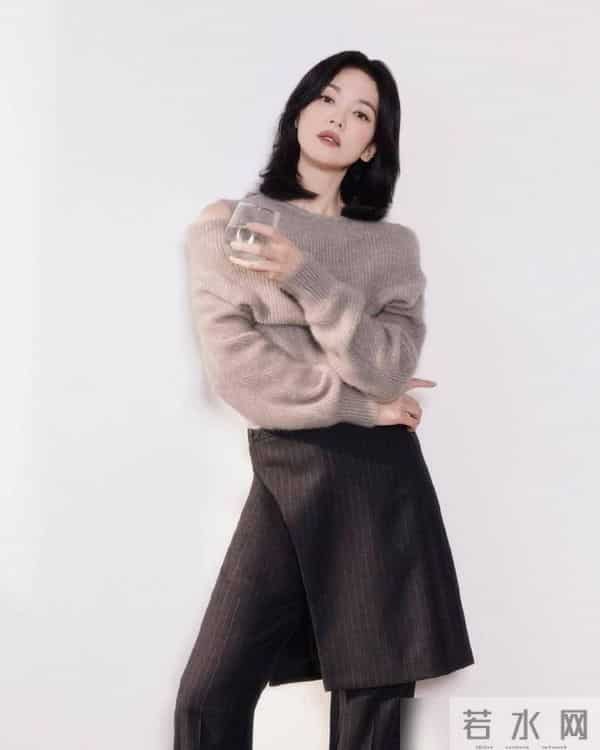 应对降温穿搭：宋慧乔的温暖和优雅，秋日的时尚哲学