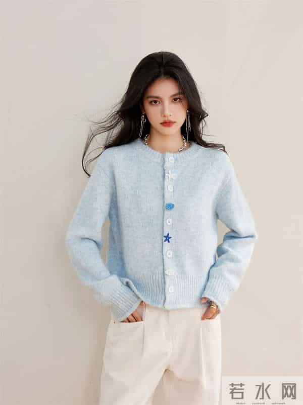 一件浅蓝开衫，让整个人都变得轻松又减龄
