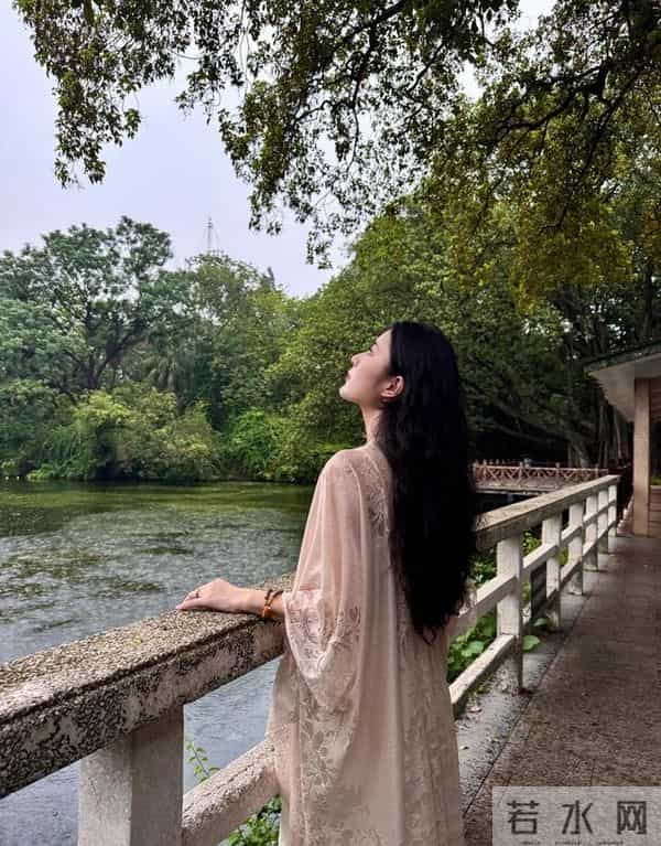 建议成熟女人多穿“蕾丝”风格，蕾丝款的衣服真的太有女人味了