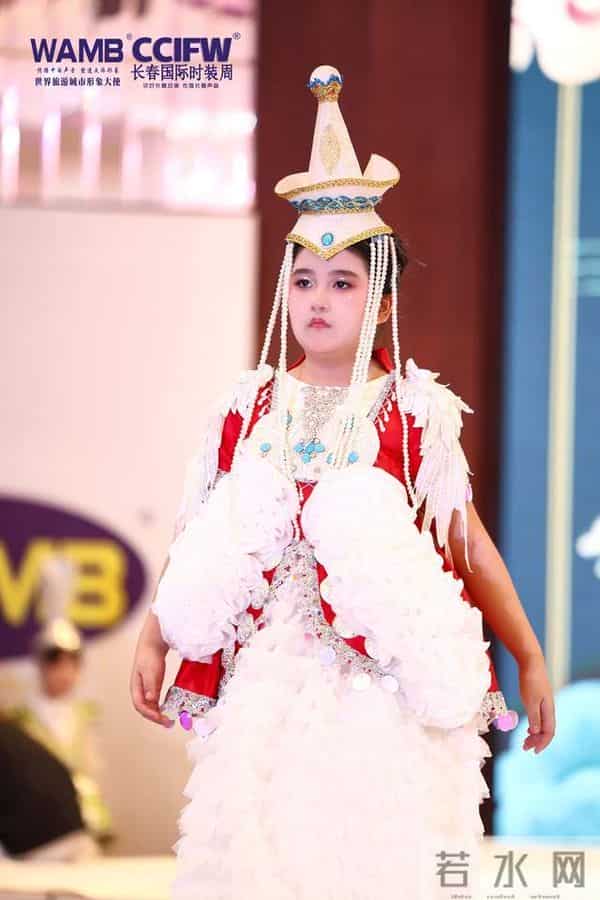 2025长春国际时装周 “落音”品牌年度首秀演绎冰雪风尚