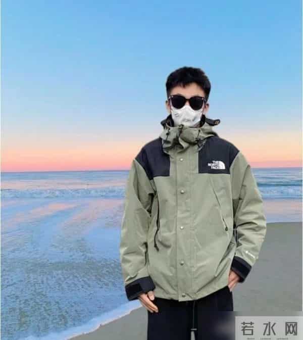 建议男人，今冬别穿羽绒服！换成“冲锋衣+工装裤”，又帅又年轻