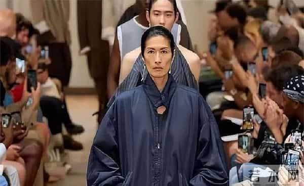 嫁纪梵希30年丧夫，52岁再出道，华裔奶奶凭“老钱脸”炸穿时装周